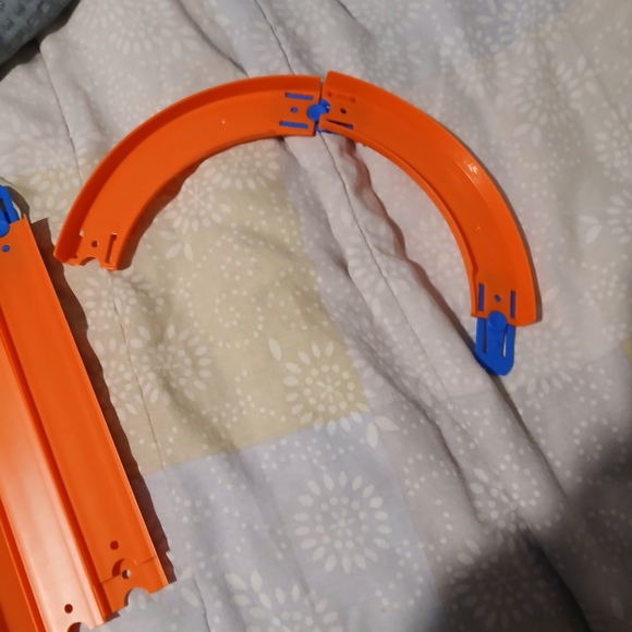 8pc Hotwheels Track Builder With Connectors - Picture 4 of 4